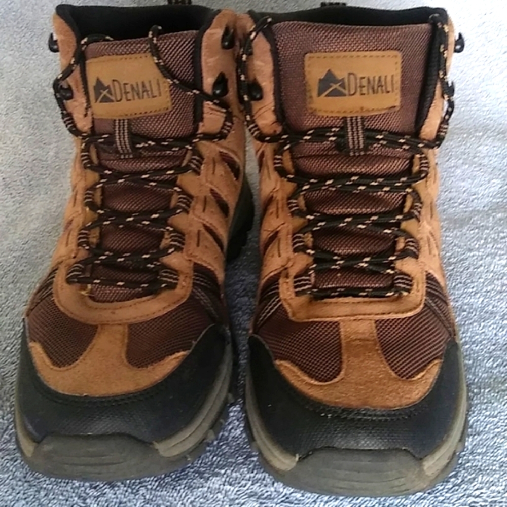 Like new size 9.5 Denali hiking boots